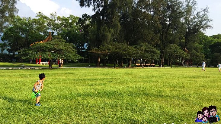 《 桃園親子踏青 》石管局大草坪@親子野餐、踢球、放風箏之萬坪公園景點