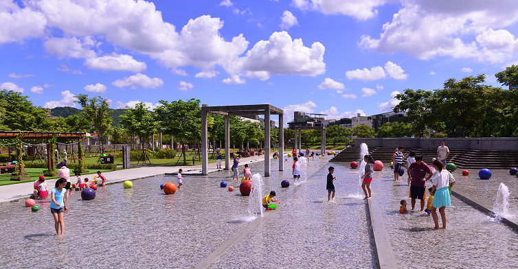 新北市鶯歌親子景點 | 陶瓷博物館水廣場~五星級的戲水玩沙池 2023開放時間公布