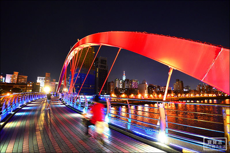 台北搭捷運看夜景》饒河街夜市彩虹橋，連結夜市與彩虹河濱公園，串起自行車河岸路線