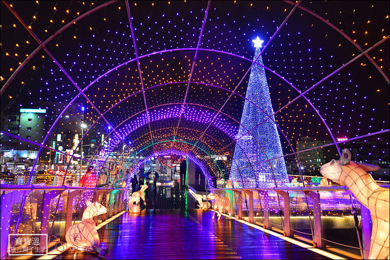 基隆聖誕節》基隆海洋廣場出現17米LED聖誕樹、許願橋光廊隧道，下雨天變的更美