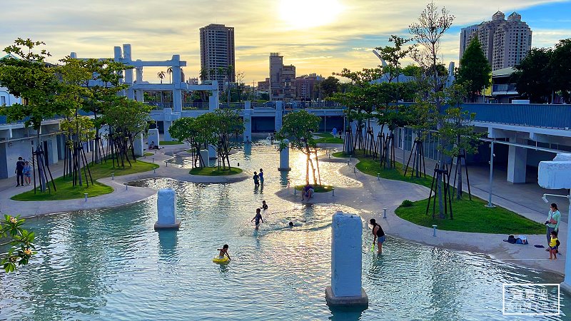台南免費玩水景點《河樂廣場》市中心最美的露天親水廣場