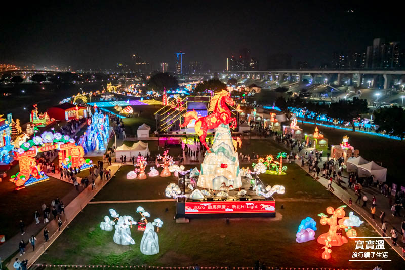 2026新北燈會》16大馬年主題燈區攻略, 線條小狗IP超萌出馬, 近170攤美食小吃市集 (附燈區位置, 點燈時間, 賞燈建議路線)